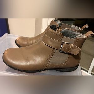 VIONIC Women’s Leather Ankle Boot size 8.5 Wide